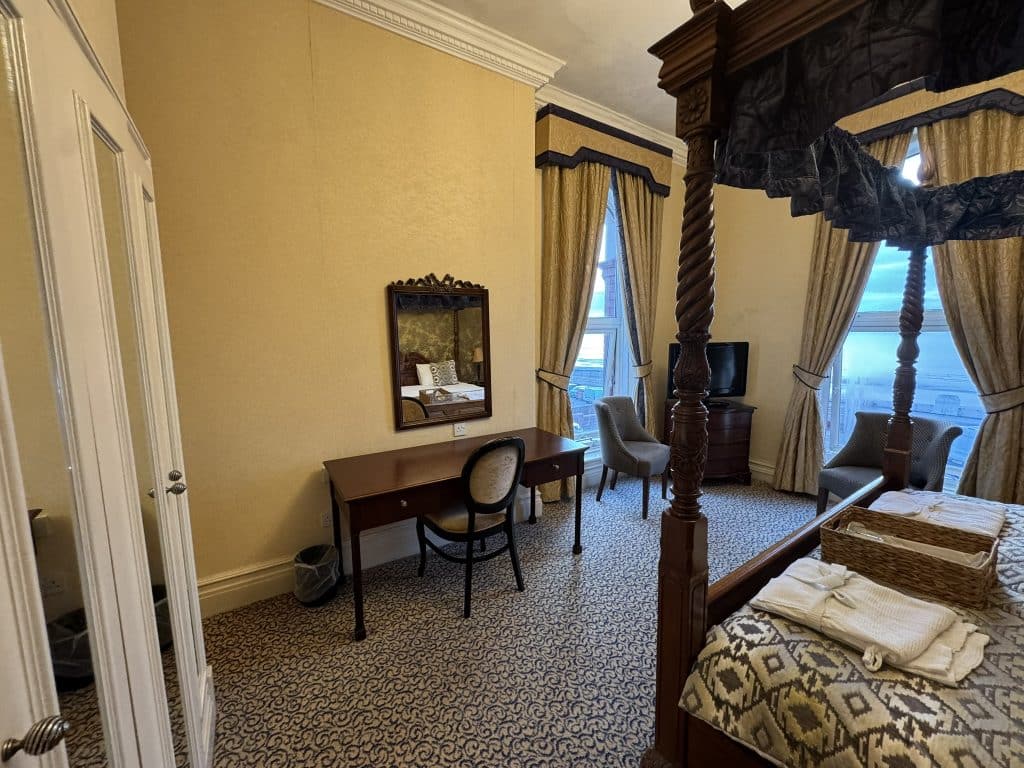 Imperial Hotel Blackpool - Twin Bedroom Westminster Suite Imperial Hotel Blackpool - Main Bedroom Westminster Suite 1