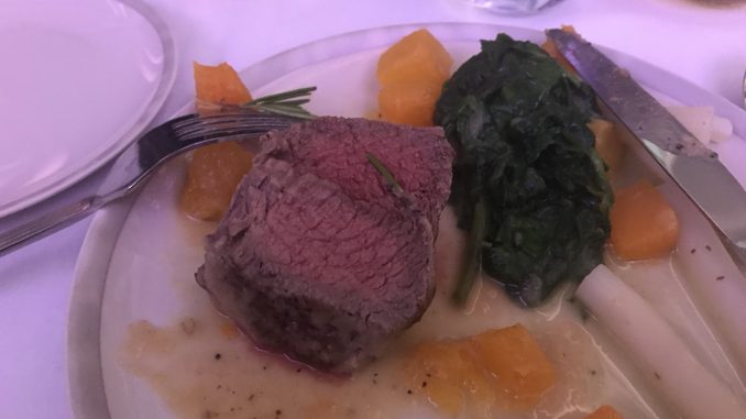 Pan-broiled beef fillet with shallot sauce