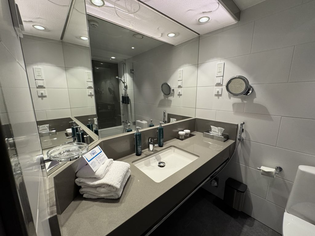 Hilton Helsinki Strand Executive Room Bathroom